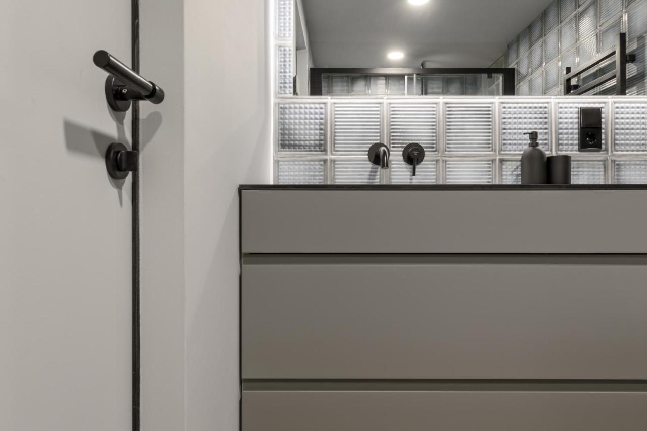 Ivis House Modern Apartment In Vilnius Old Town With Balcony Bagian luar foto